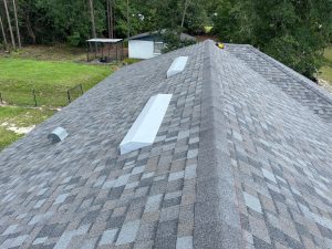 Close-up texture detail of Owens Corning Duration architectural shingles in Williamsburg Gray color after professional installation.